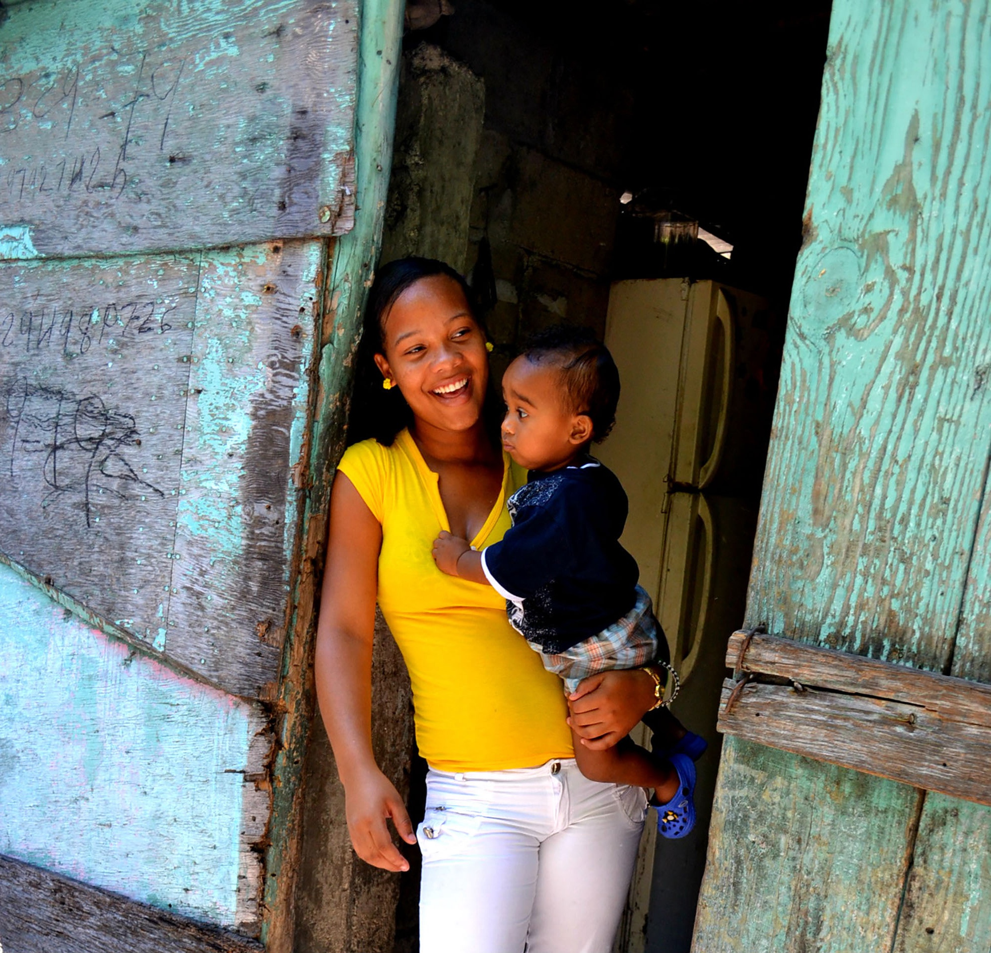 Las niñas de la casa y los hombres Tigre: embarazo adolescente en República Dominicana (2013)